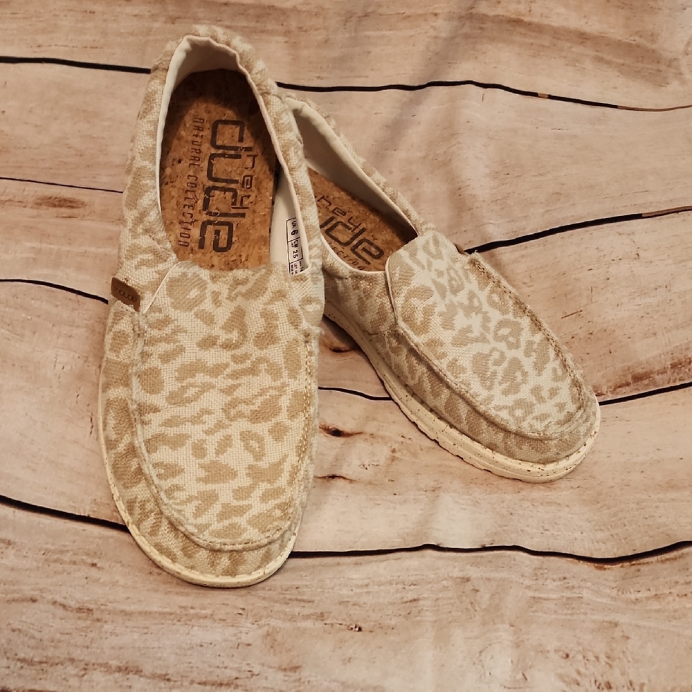 Womens Hey Dude Cheetah Sz 8